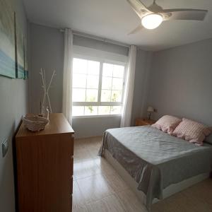 Schlafzimmer mit einem Bett und einem Fenster in der Unterkunft playas del cabo in Almería