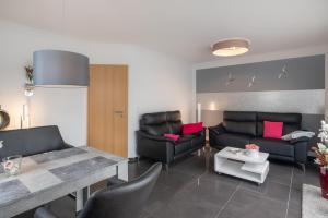 ein Wohnzimmer mit einem Sofa und einem Tisch in der Unterkunft Gästehaus Schulz in Ahlbeck
