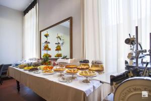 einen Tisch mit Platten mit Nahrung und Kamera in der Unterkunft Appartamenti Resort Roma 6.3 e Resort I Banchieri in Ravenna