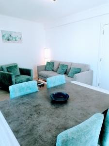 sala de estar con sofá y mesa en Casa Doce, en Olhão