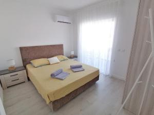 1 dormitorio con 1 cama con 2 toallas en Casa Doce, en Olhão