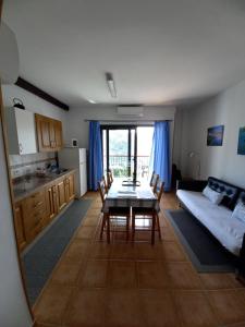 a kitchen and living room with a table and a couch at Apartamentos el Motor Tejeda in Tejeda