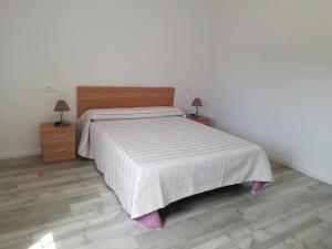 タベルネス・デ・ラ・バルディグナにあるCasa Rojaのベッドルーム1室(大型ベッド1台、ナイトスタンド2台付)