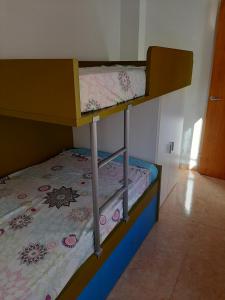 - 2 lits superposés dans une petite chambre avec un lit dans l'établissement Àtic RENDILLA, à Sant Carles de la Ràpita