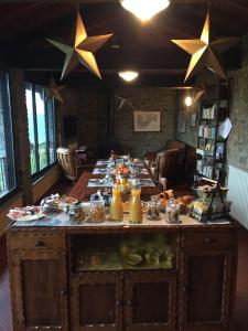 une pièce avec une longue table et des étoiles au plafond dans l'établissement RESIDENZA CIMA LE VIGNE, à Millesimo