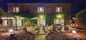 Cette maison dispose d'une terrasse avec une table et un parasol. dans l'établissement La Casalamadonna, à Santa-Lucia-di-Moriani