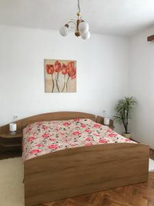 Un dormitorio con una cama con flores rojas. en Rodinný dom u Veroniky, en Snina