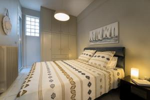 1 dormitorio con 1 cama grande y edredón blanco en Lucas Apartment, en Lixouri