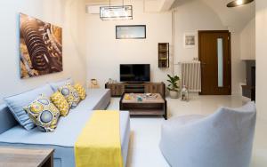 リクスリオンにあるLucas Apartmentのリビングルーム(青いソファ、テーブル付)