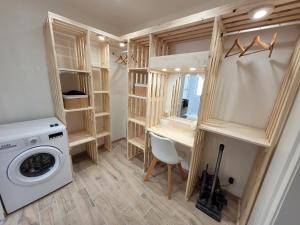 a laundry room with a washing machine and a washer at Appartement charmant au cœur de la cité bragarde in Saint-Dizier