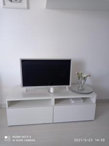 A television and/or entertainment centre at Los Cristianos to enjoy, relax and live the ocean!