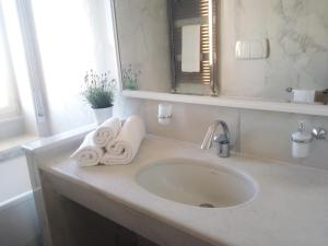 La salle de bains est pourvue d'un lavabo et de serviettes. dans l'établissement Dimora Brezza di Mare, à Termoli
