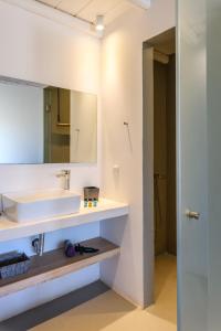 Ванна кімната в Ultramare Superior Suites with Seaview