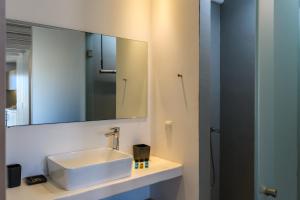 A bathroom at Ultramare Superior Suites with Seaview Még 17 kép