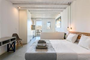 A bed or beds in a room at Ultramare Superior Suites with Seaview