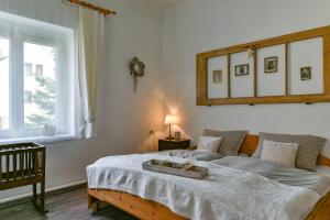 Postel nebo postele na pokoji v ubytování Halháza Erdészlak Apartman