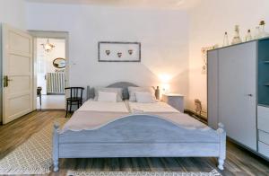 Postel nebo postele na pokoji v ubytování Halháza Erdészlak Apartman