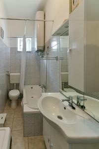 A bathroom at Halháza Erdészlak Apartman