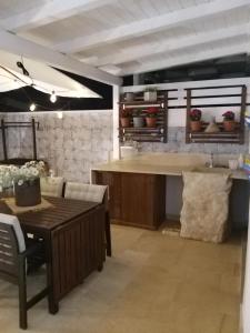 a kitchen with a table and a dining room at Falso pepe Marzamemi in Marzamemi