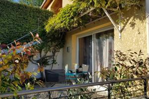 un patio con tavolo e sedie di fronte a una casa di Cocon chic au pied du Vercors avec parking a Marches