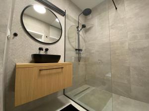 W łazience znajduje się umywalka i lustro. w obiekcie Apartament Aurora w Olsztynie