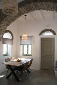 a dining room with a table and chairs at Casa Di Volto in Skaládhos