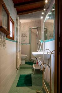 uma casa de banho com um lavatório e um WC em Casa Quaratesi em Florença
