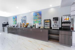 a coffee shop with a long counter in a room at Wingate by Wyndham Tinley Park in Tinley Park