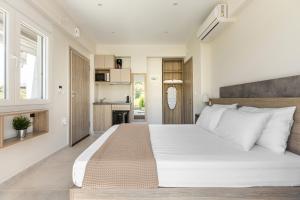 Un pat sau paturi într-o cameră la V Luxury Apartments Posidi