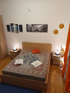 ein Schlafzimmer mit einem Bett mit zwei Handtüchern darauf in der Unterkunft La Casetta in Palermo