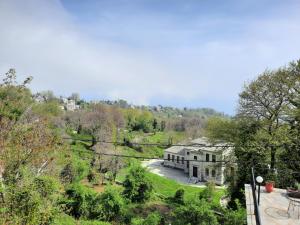 eine Luftansicht eines Hauses im Wald in der Unterkunft Αρχοντικό Κονάκι- Konaki Pelion in Tsagkarada