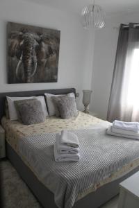 een slaapkamer met een bed met een olifantenfoto aan de muur bij Apartamento en el Centro de San Pedro de Alcántara in Marbella