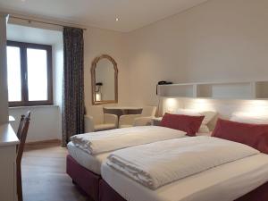 Habitación de hotel con 2 camas y ventana en Hotel Strand-Cafe Meersburg, en Meersburg