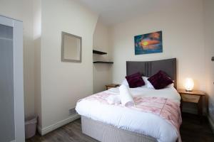Ένα ή περισσότερα κρεβάτια σε δωμάτιο στο 6 Bedroom House 10min Drive from City Centre