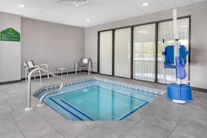 a swimming pool in a hospital room with a pool at Wingate by Wyndham Tinley Park in Tinley Park