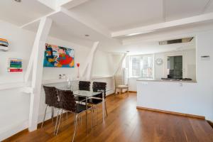 a kitchen and dining room with a table and chairs at B&B The Catch Apartment in Amsterdam +16 photos