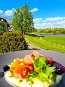 ein Teller mit Obst und Gemüse auf einem Tisch in der Unterkunft Brastadvaris in Lankupiai
