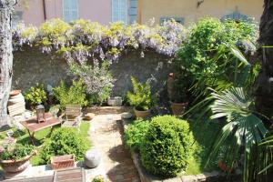 un jardín con un montón de plantas y flores en Palazzo Palesa, en San Casciano dei Bagni