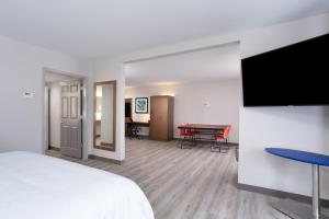 TV tai viihdekeskus majoituspaikassa Holiday Inn Express & Suites - Morehead City, an IHG Hotel