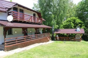 ビクトリアにあるCasa Podraguのバルコニーとガゼボ付きの家