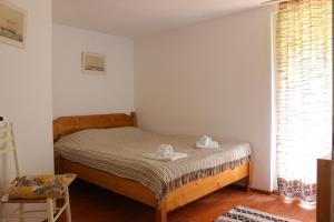 1 dormitorio pequeño con 1 cama con 2 toallas en Casa Podragu, en Victoria