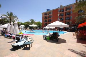 Bazén v ubytování Sunpark Garden Hotel nebo v jeho okolí