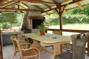 ビクトリアにあるCasa Podraguの暖炉付きのパティオ(木製テーブル、椅子付)