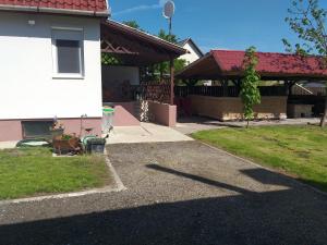 a house with a yard with a driveway at Ifjúság Nyaraló in Poroszló