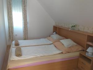 Un pat sau paturi într-o cameră la Ifjúság Nyaraló