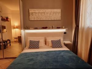 A bed or beds in a room at La Perla sul Lago di Como con parcheggio