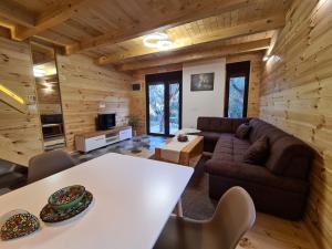 sala de estar con sofá y mesa en OLEA COTTAGE en Ulcinj