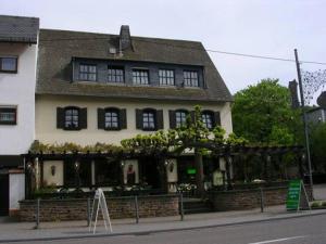 una casa al lado de una calle en Bachmeier's Gasthaus Traube Niederfell, en Niederfell