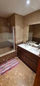 Ванна кімната в Apartamento Francelos Condominio