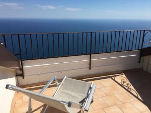 una silla en la parte superior de un balcón en Villa L' Eco dell' 800, en Furore